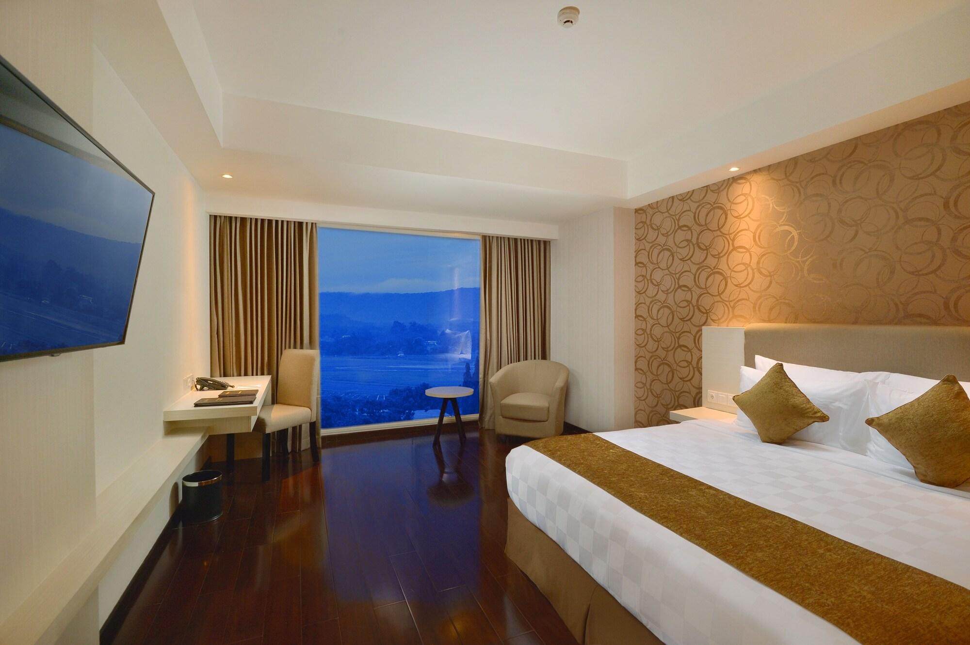 Platinum Adisucipto Hotel & Conference Center Kalasan Exterior foto