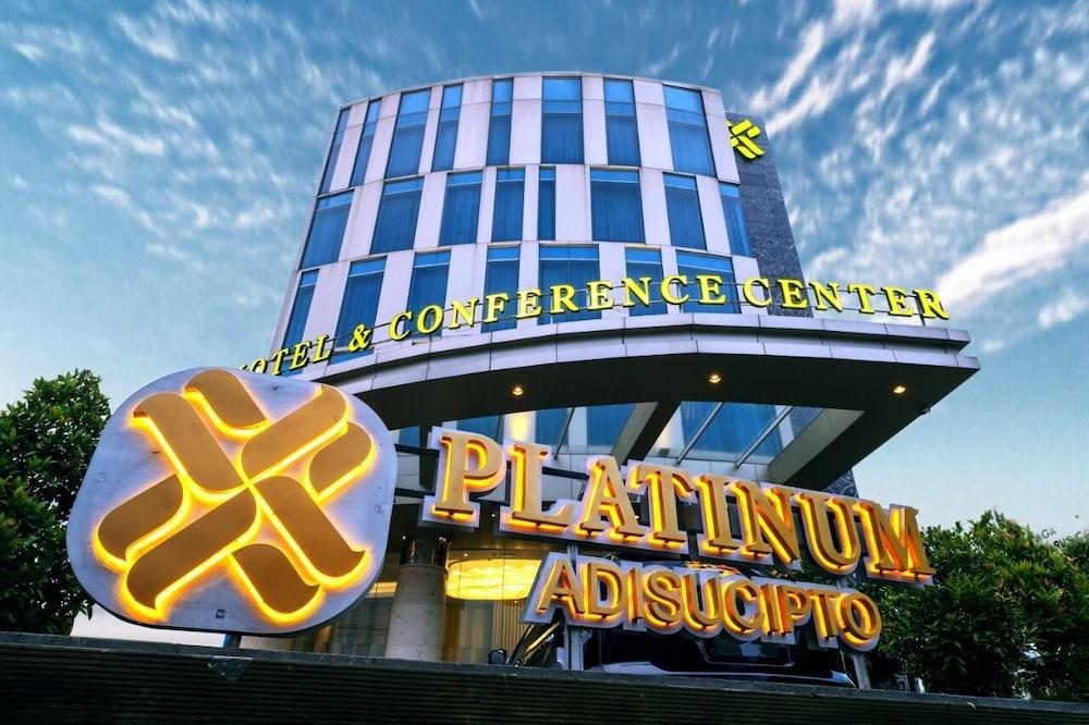 Platinum Adisucipto Hotel & Conference Center Kalasan Exterior foto