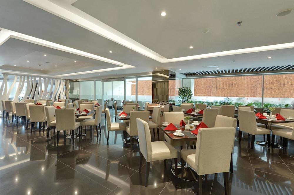 Platinum Adisucipto Hotel & Conference Center Kalasan Exterior foto