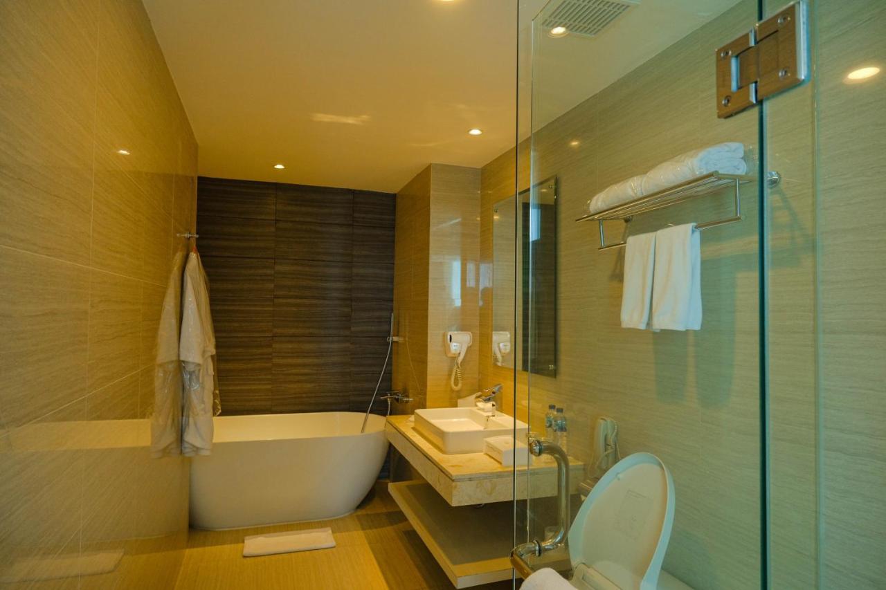Platinum Adisucipto Hotel & Conference Center Kalasan Exterior foto