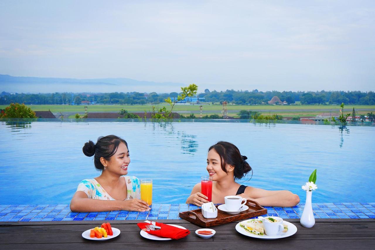 Platinum Adisucipto Hotel & Conference Center Kalasan Exterior foto