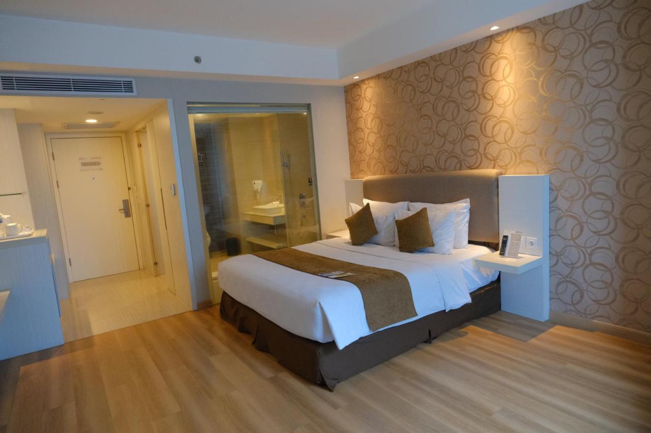 Platinum Adisucipto Hotel & Conference Center Kalasan Exterior foto