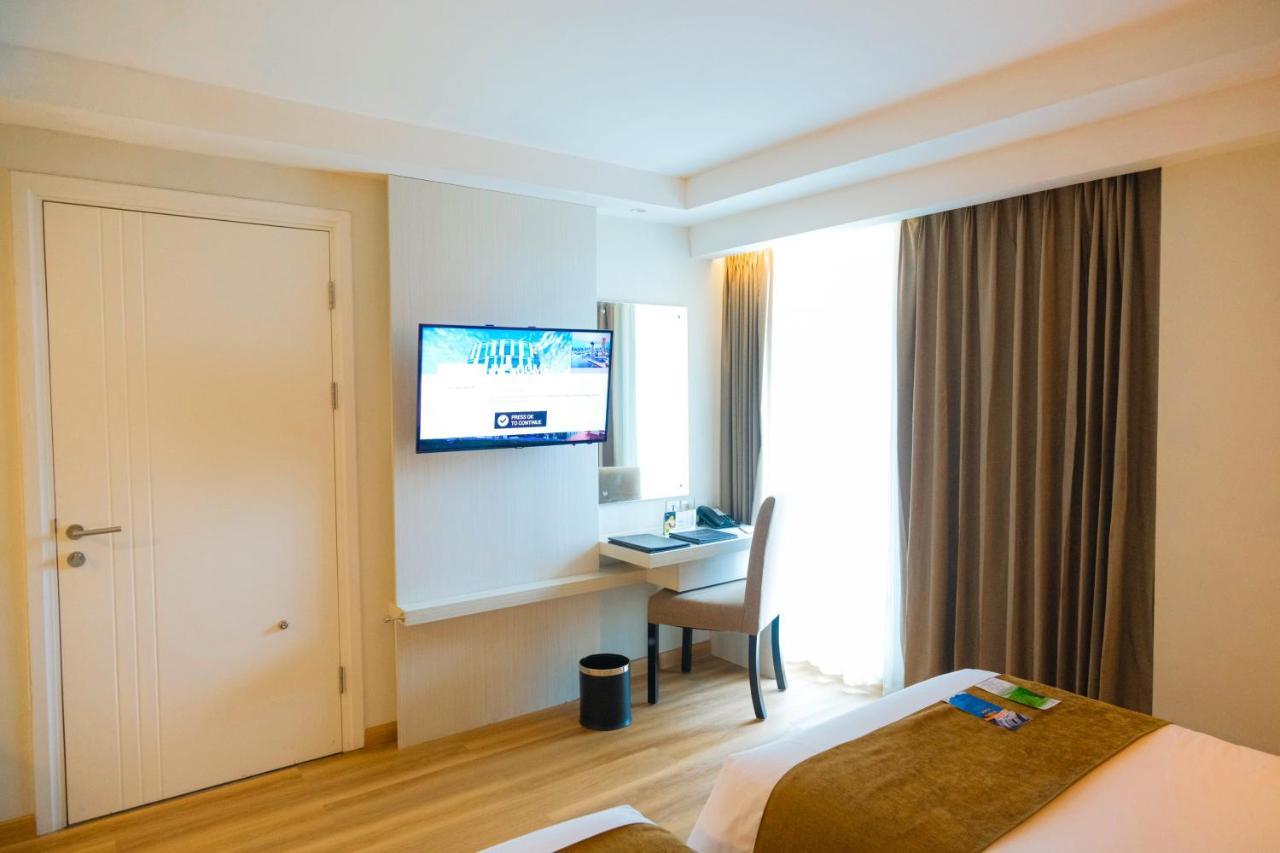 Platinum Adisucipto Hotel & Conference Center Kalasan Exterior foto