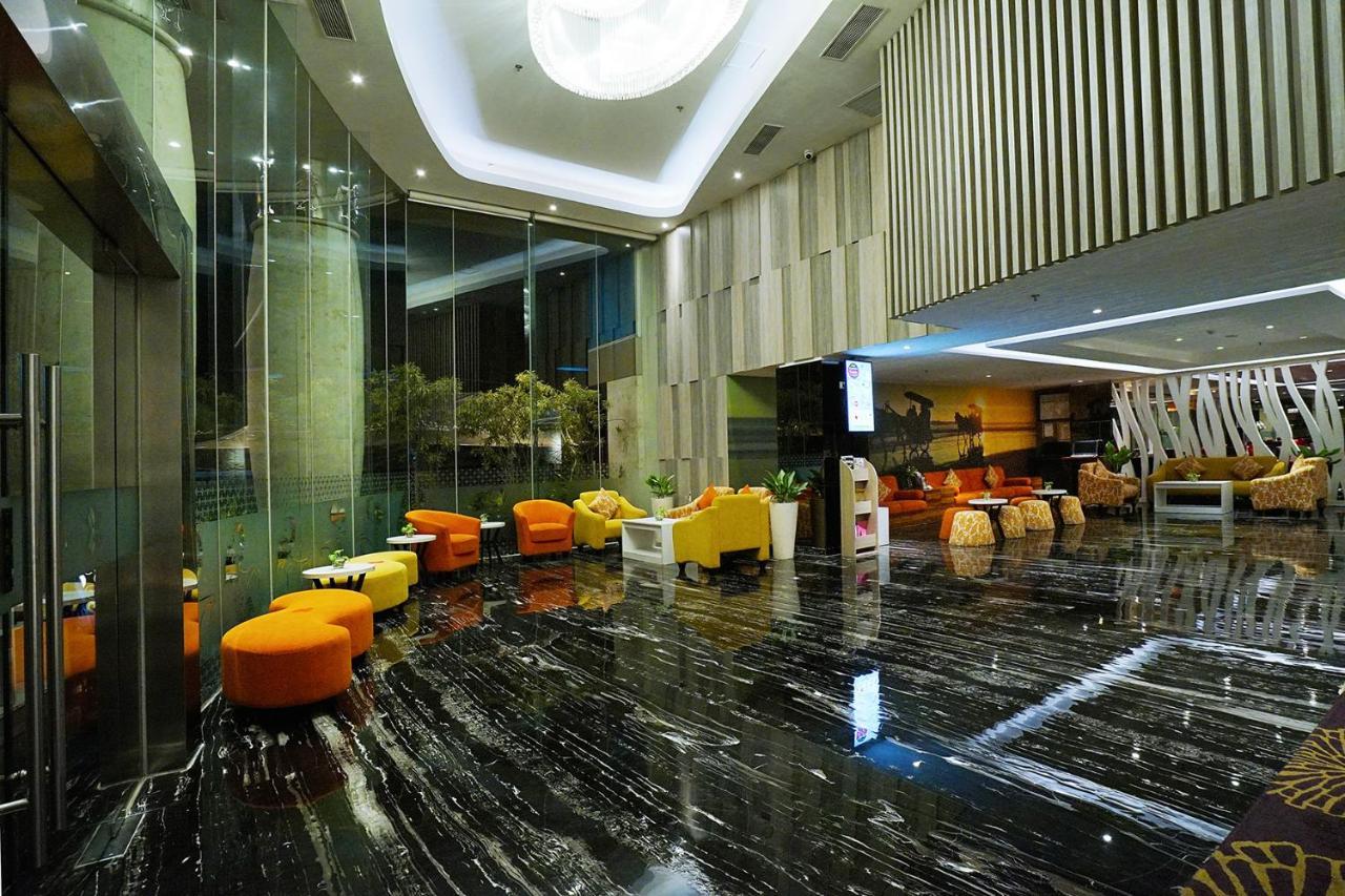 Platinum Adisucipto Hotel & Conference Center Kalasan Exterior foto