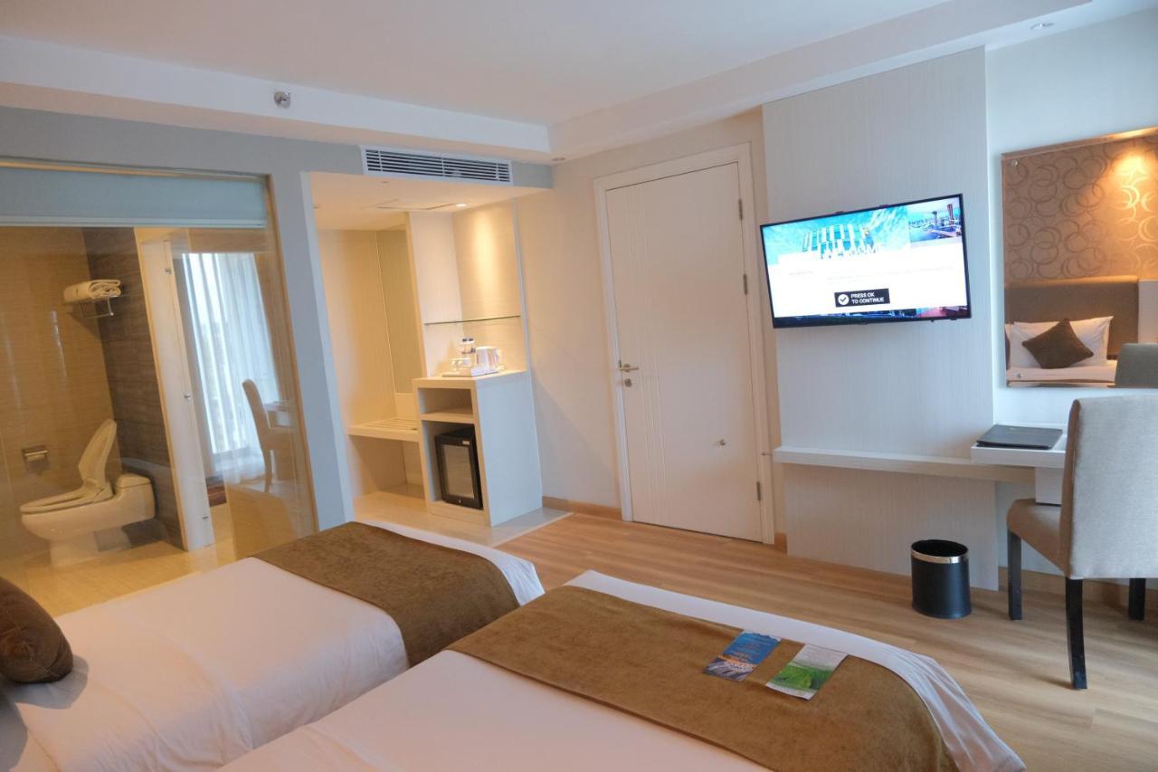 Platinum Adisucipto Hotel & Conference Center Kalasan Exterior foto