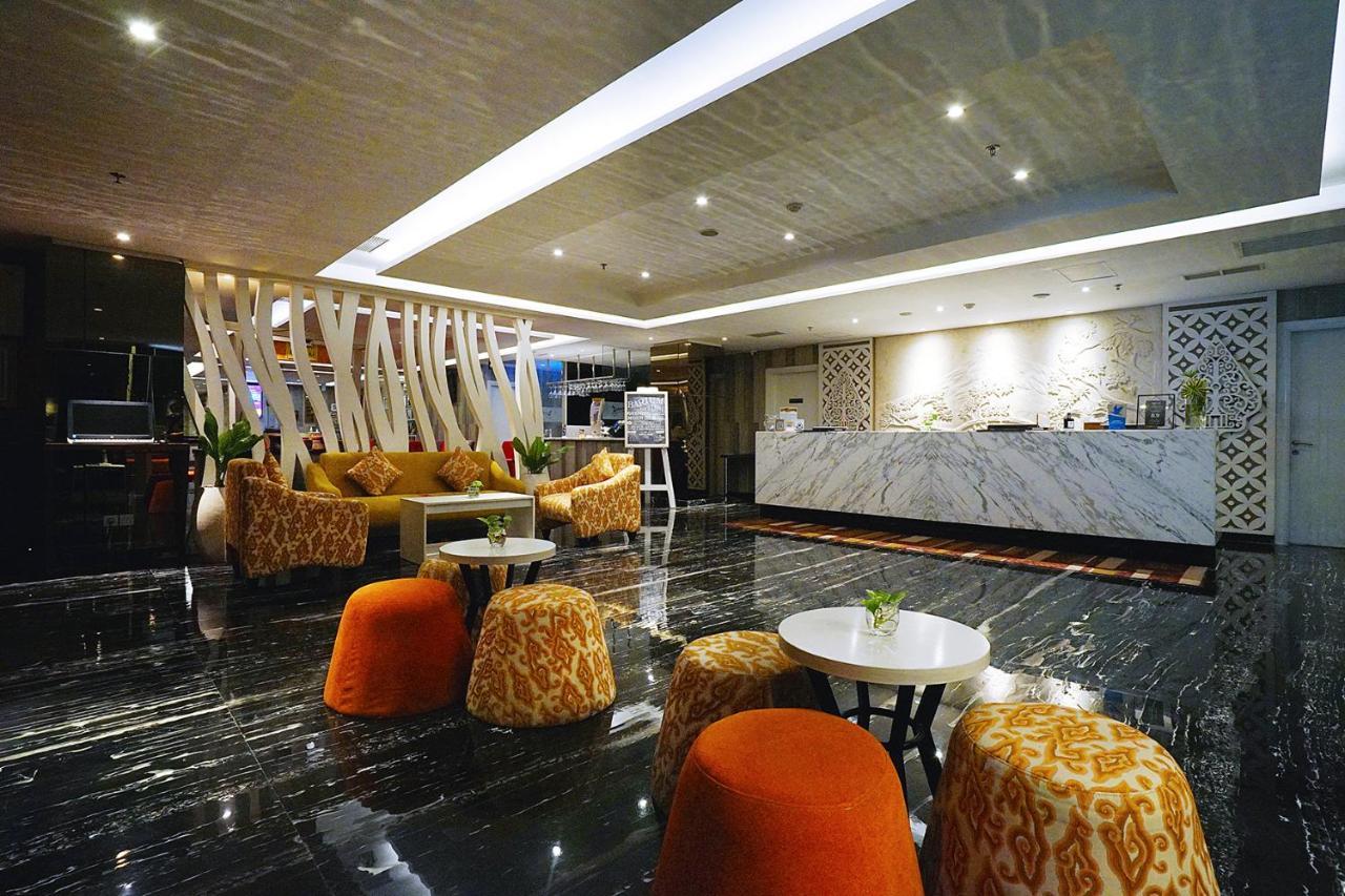 Platinum Adisucipto Hotel & Conference Center Kalasan Exterior foto