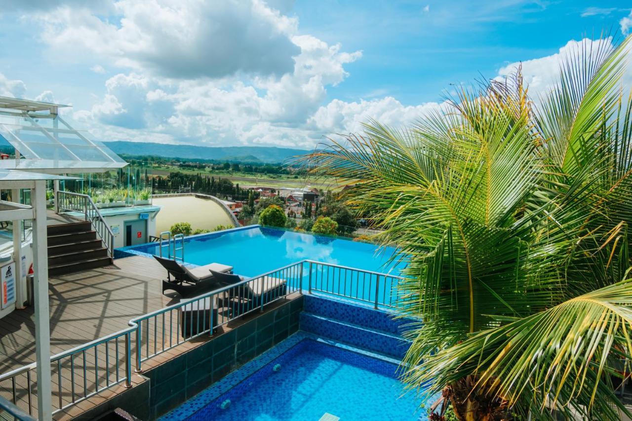 Platinum Adisucipto Hotel & Conference Center Kalasan Exterior foto