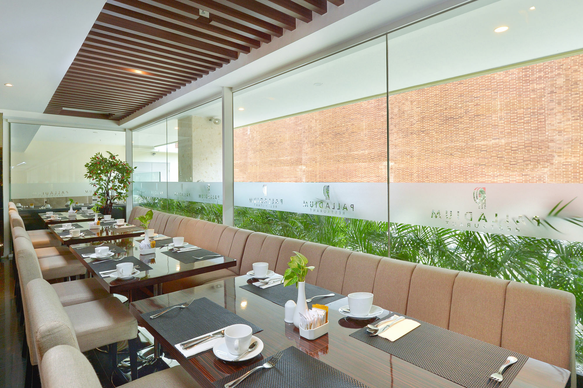 Platinum Adisucipto Hotel & Conference Center Kalasan Exterior foto