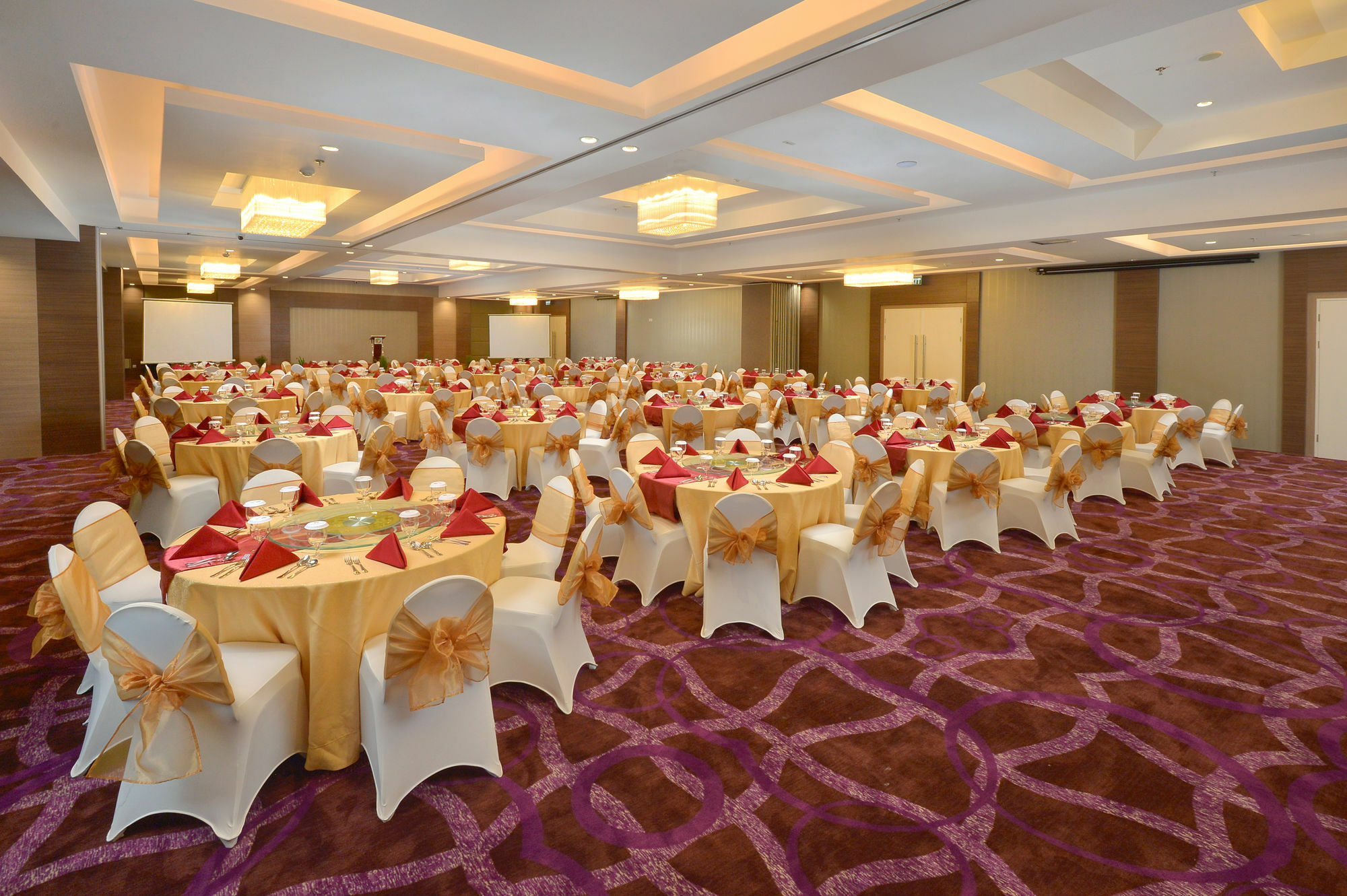 Platinum Adisucipto Hotel & Conference Center Kalasan Exterior foto