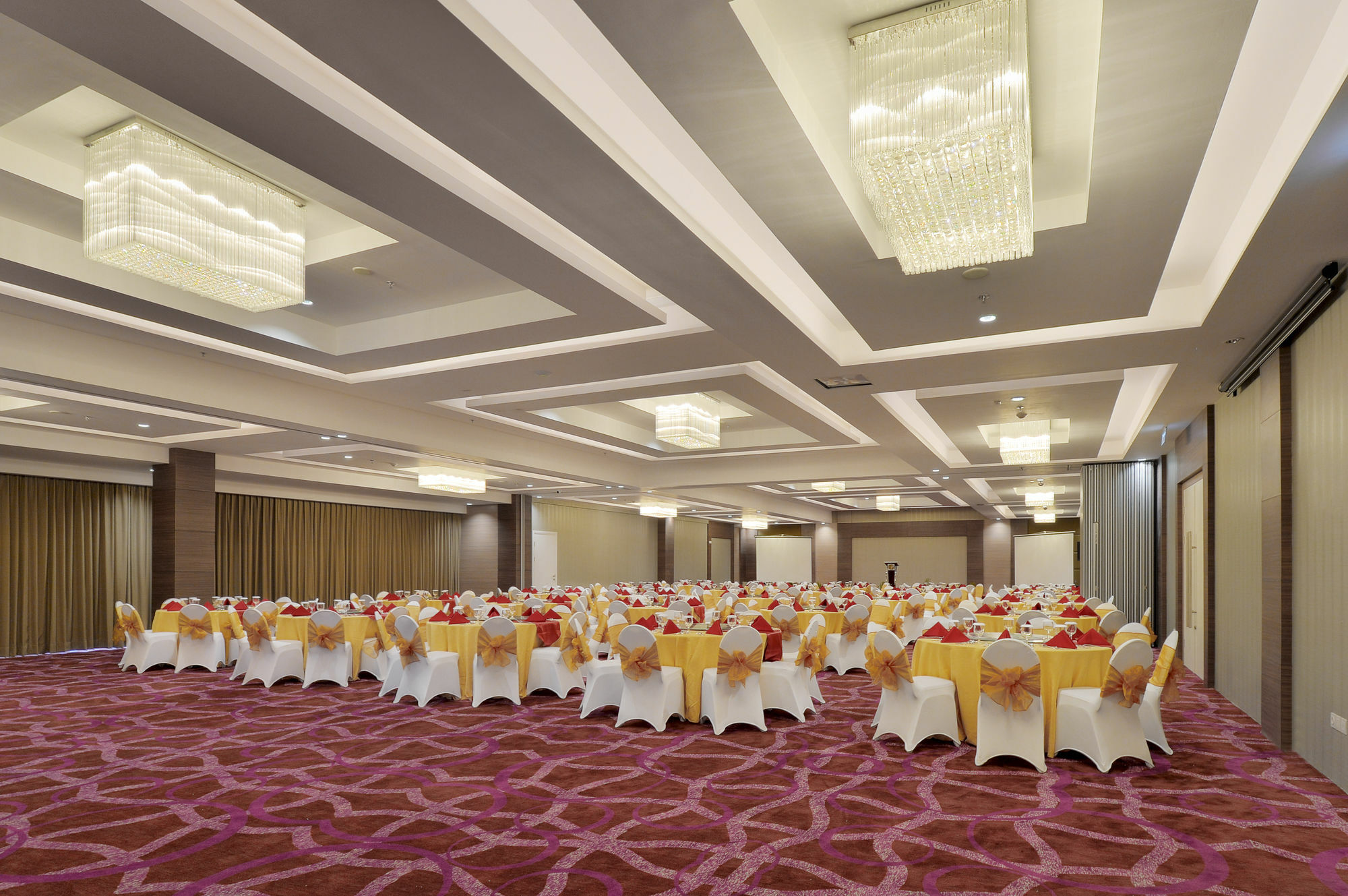 Platinum Adisucipto Hotel & Conference Center Kalasan Exterior foto